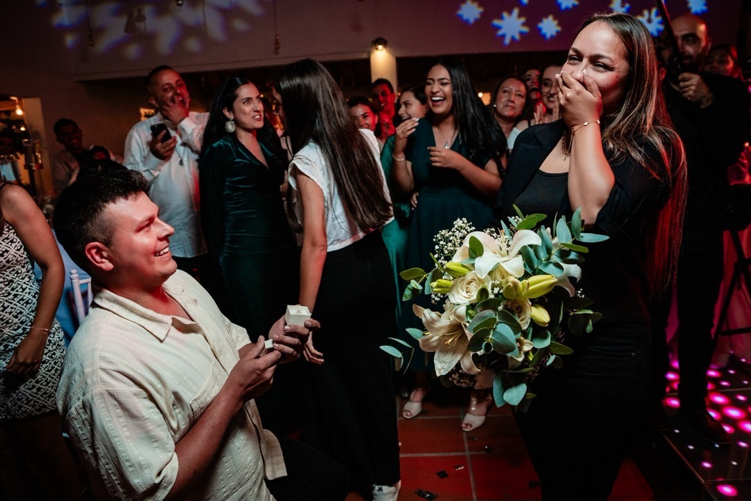 Retrato romántico de los novios durante su boda.