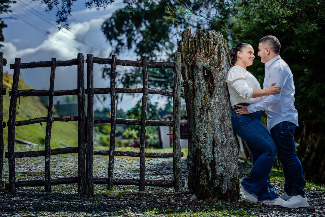 Retrato romántico de una pareja durante su sesión preboda.