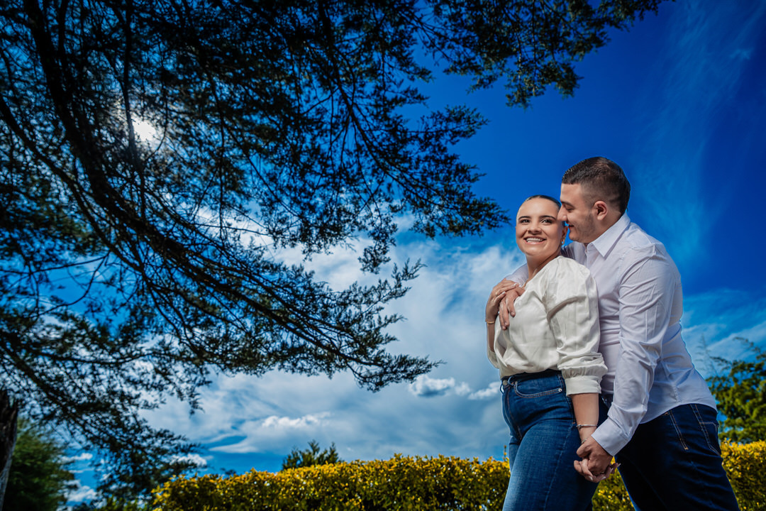 Retrato romántico de una pareja durante su sesión preboda.