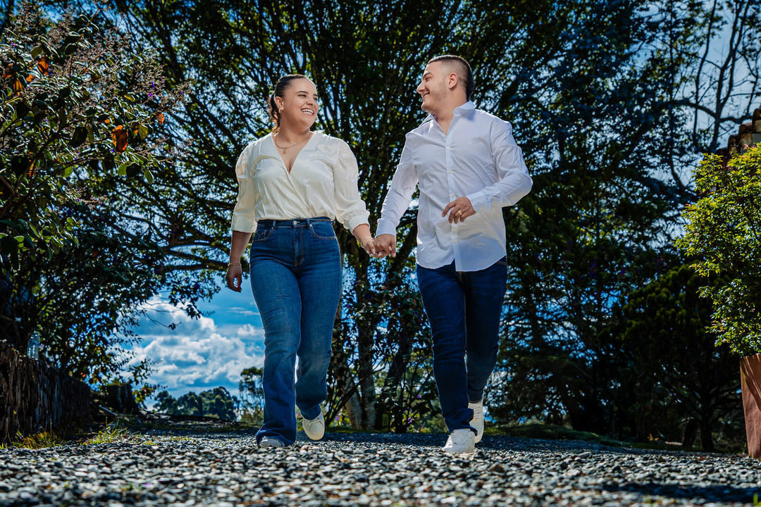 Sesión de pareja con luz natural y un estilo elegante.