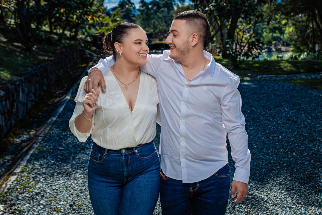 Sesión de pareja con luz natural y un estilo elegante.