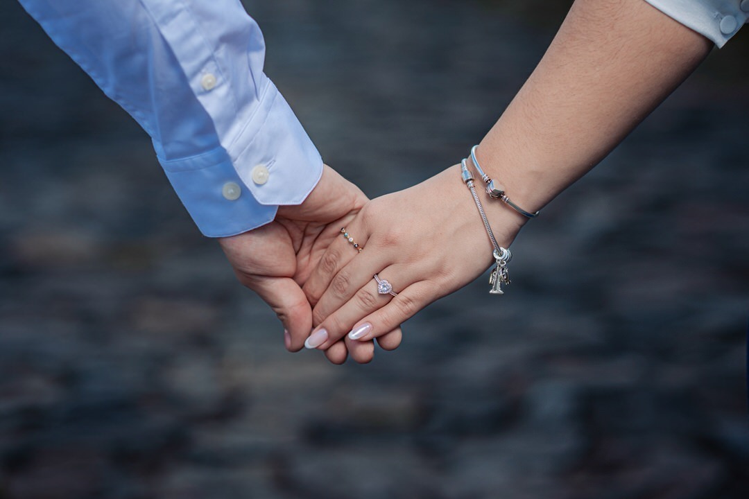 Fotografías de compromiso llenas de amor y espontaneidad.
