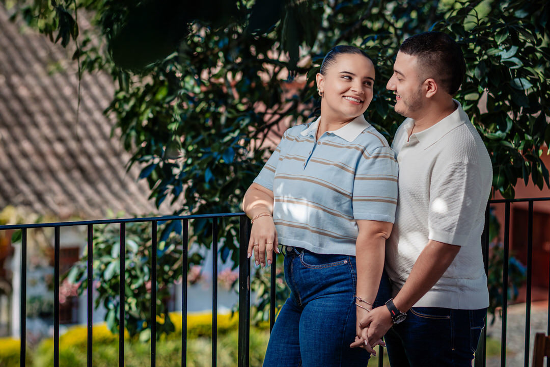 Sesión preboda en Medellín con un estilo natural y atemporal.