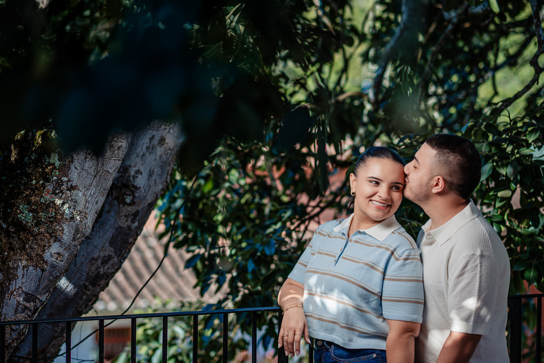 Momentos auténticos de una pareja antes del día de su boda.
