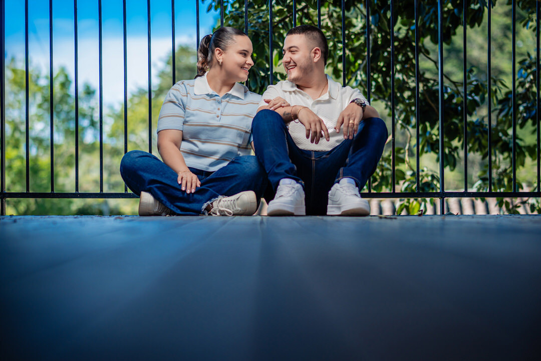 Momentos auténticos de una pareja antes del día de su boda.