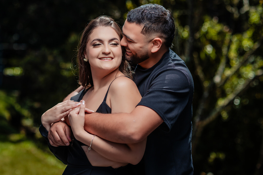 Sesión preboda en un entorno natural.