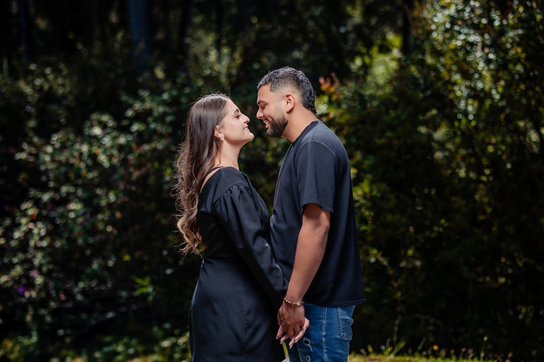 Retrato romántico de una pareja durante su sesión preboda.