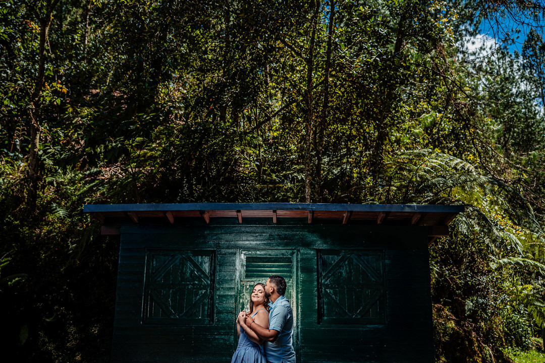 Sesión de pareja con luz natural y un estilo elegante.