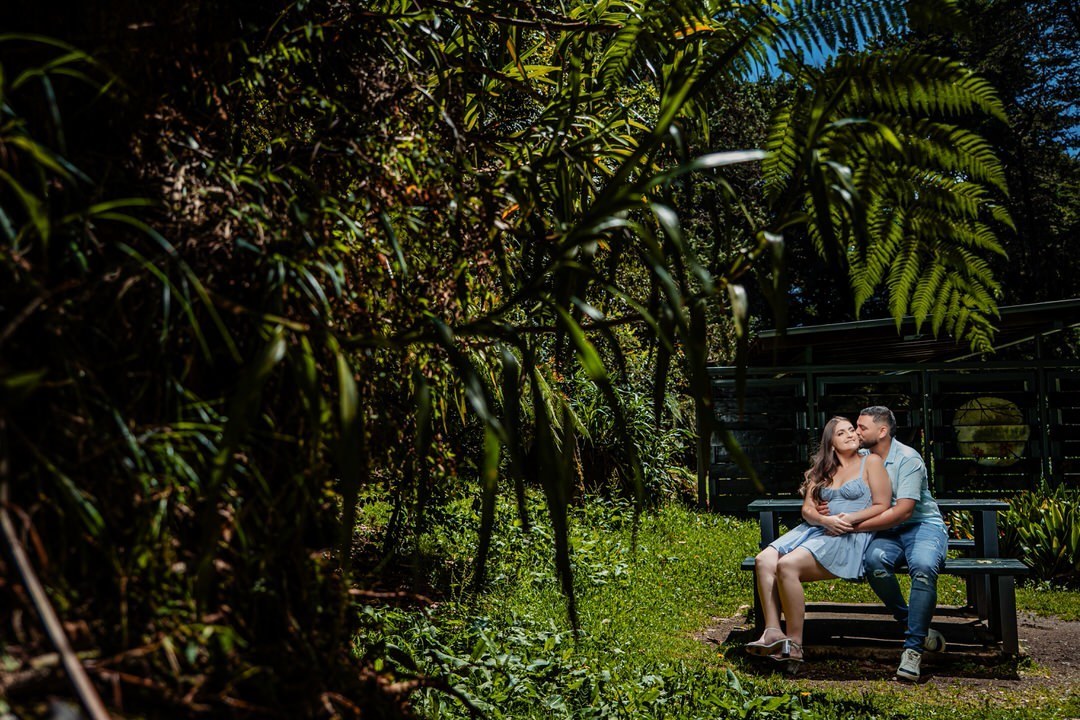 Sesión de pareja con luz natural y un estilo elegante.