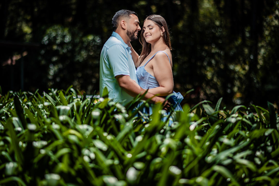 Fotografías de compromiso llenas de amor y espontaneidad.