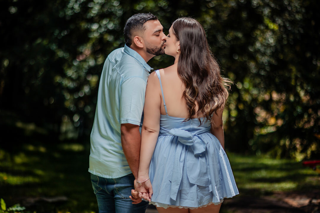 Sesión preboda en Medellín con un estilo natural y atemporal.