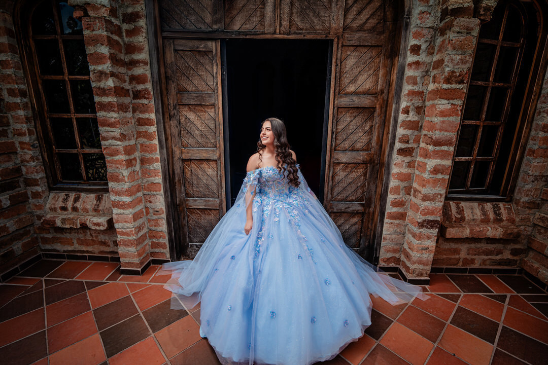 Retrato de quinceañera con vestido de gala.