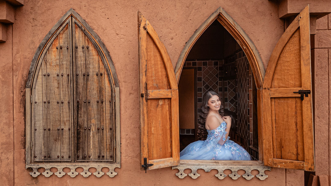 Fotografía profesional de una quinceañera en Medellín.