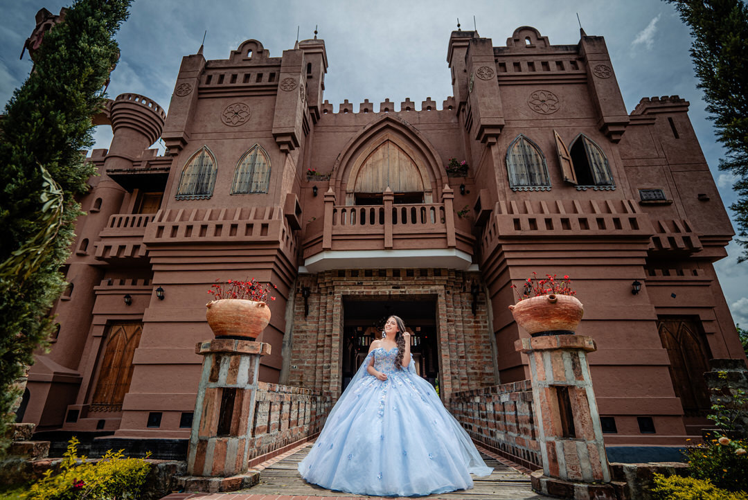 Retrato lleno de elegancia y personalidad para una quinceañera.
