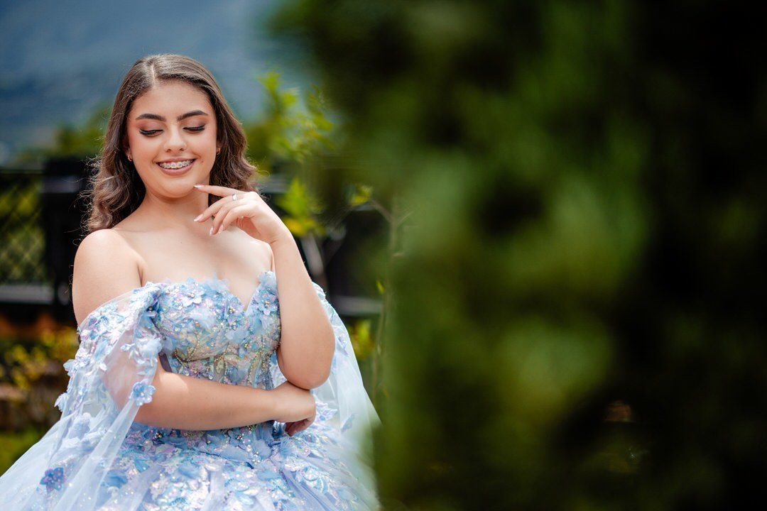 Retrato lleno de elegancia y personalidad para una quinceañera.