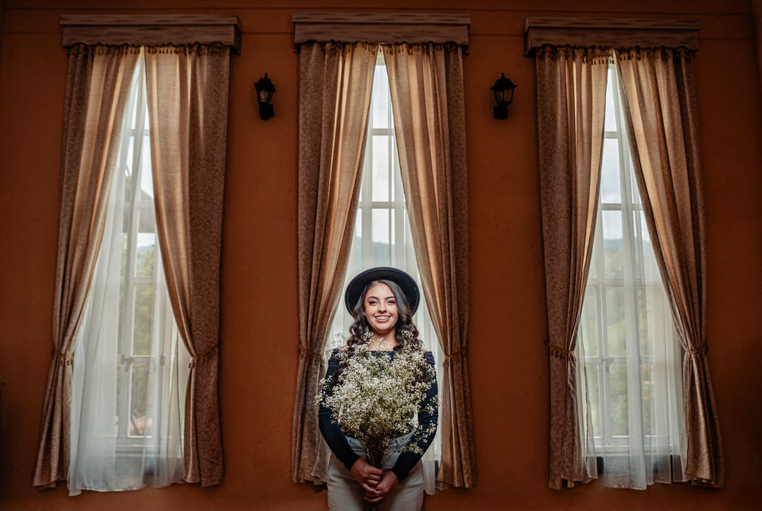 Retrato de quinceañera con un estilo elegante y natural.