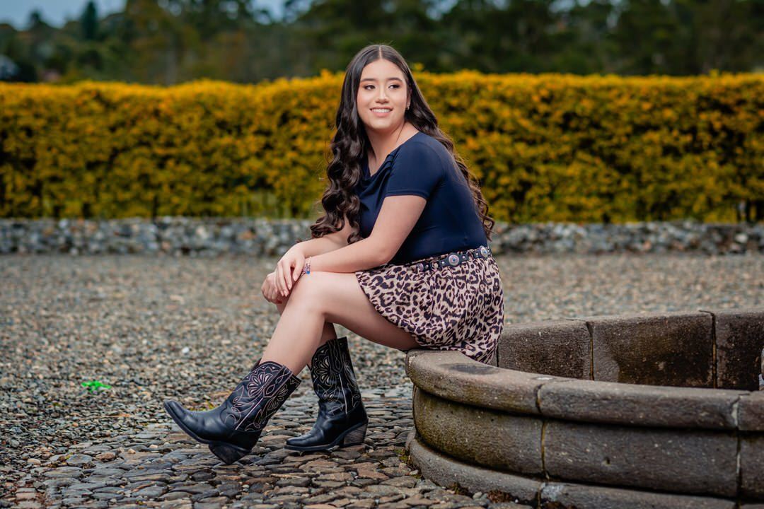 Retrato de quinceañera con un estilo elegante y natural.