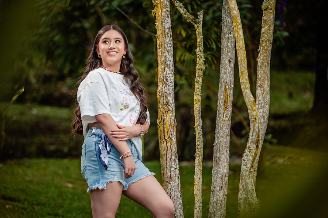 Fotografía profesional de una quinceañera en Medellín.