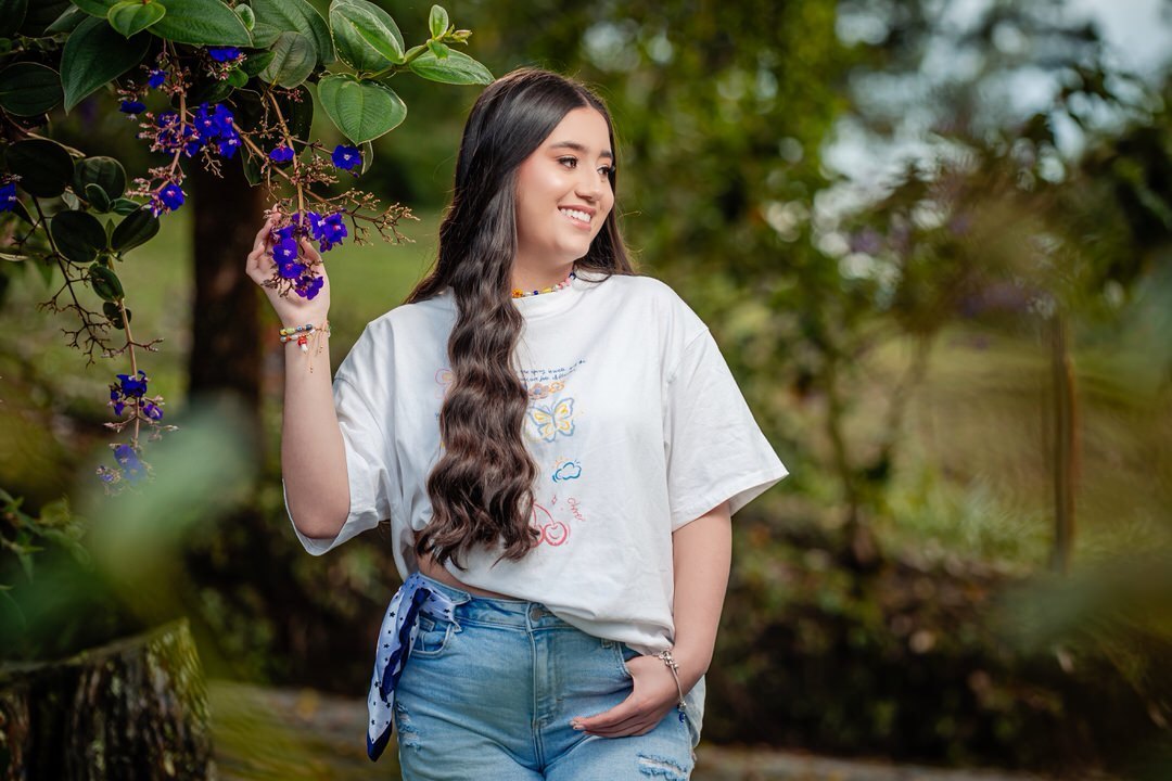 Fotografía profesional de una quinceañera en Medellín.