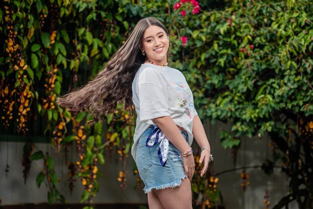 Retrato lleno de elegancia y personalidad para una quinceañera.