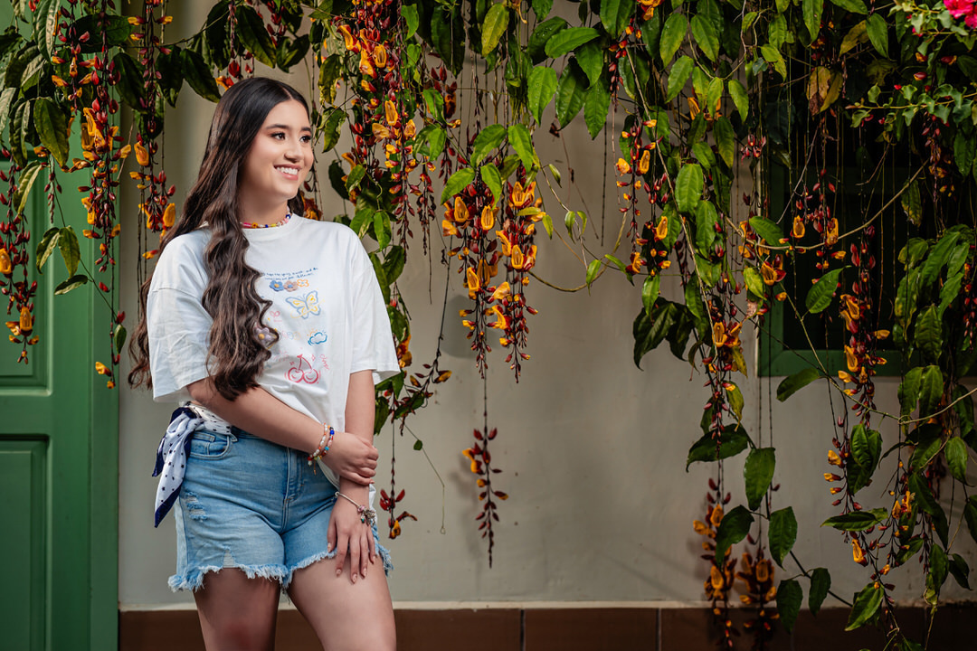 Retrato lleno de elegancia y personalidad para una quinceañera.