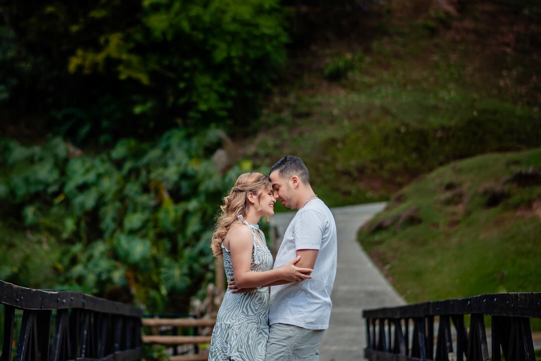 Sesión preboda en un entorno natural.