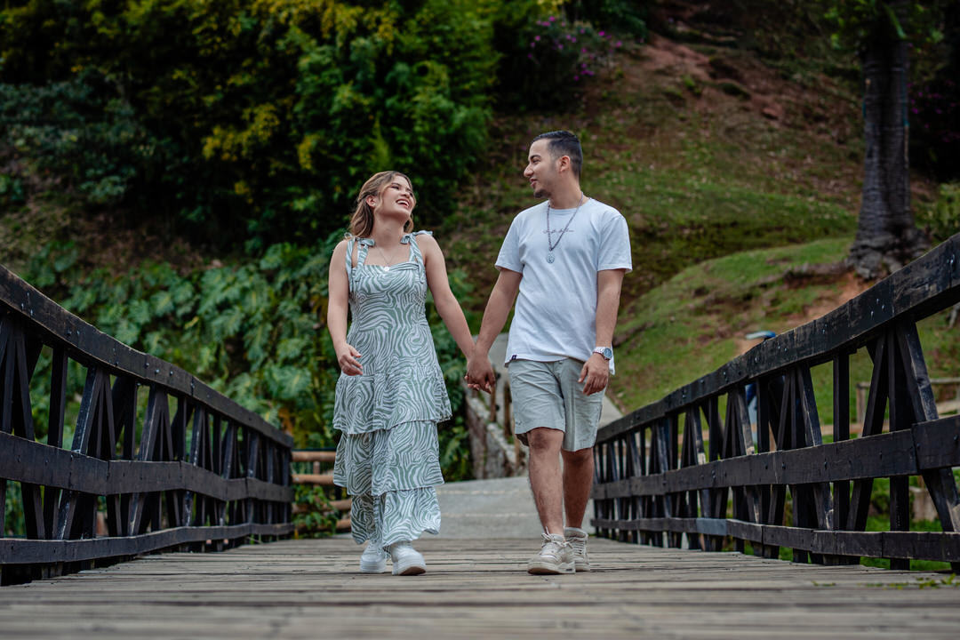 Retrato romántico de una pareja durante su sesión preboda.