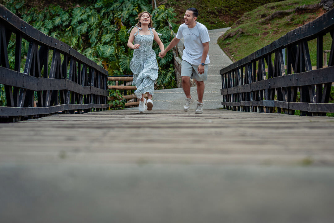 Retrato romántico de una pareja durante su sesión preboda.