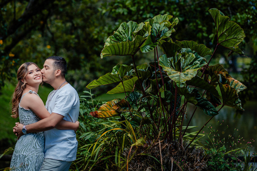 Retrato romántico de una pareja durante su sesión preboda.