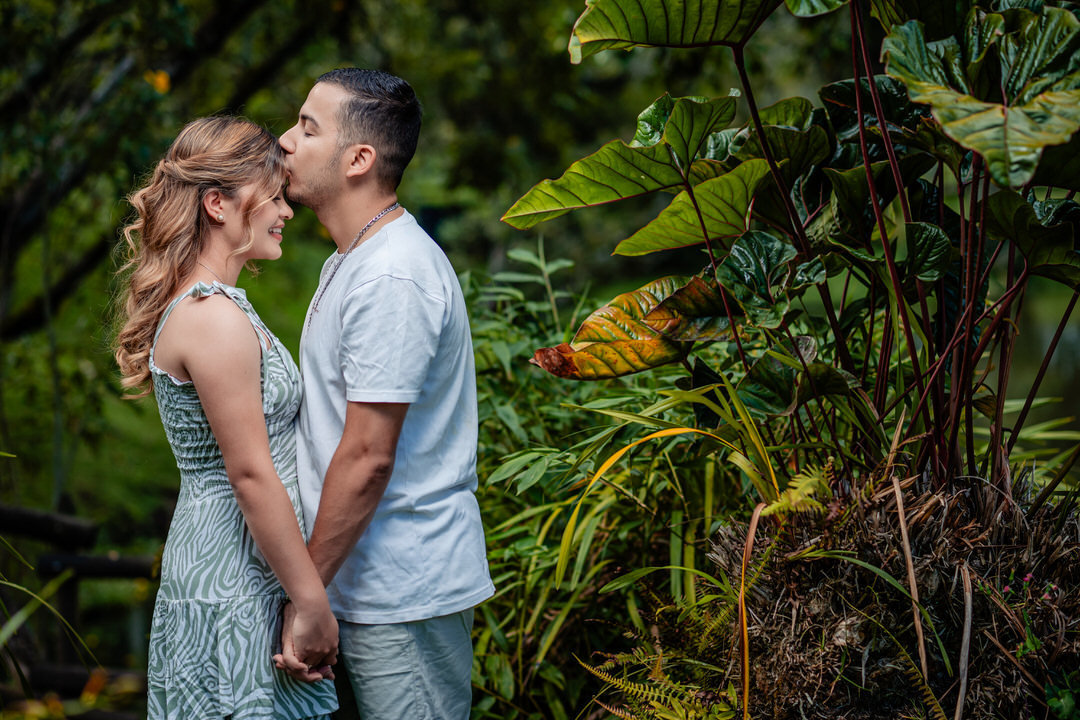 Pareja disfrutando de un atardecer durante su sesión de compromiso.