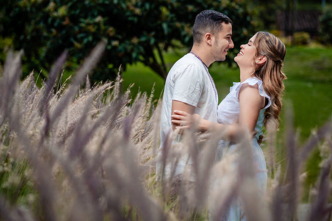 Pareja disfrutando de un atardecer durante su sesión de compromiso.