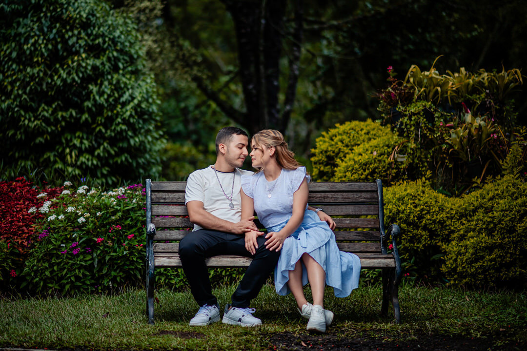 Sesión preboda en Medellín con un estilo natural y atemporal.