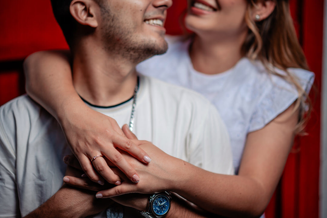 Momentos auténticos de una pareja antes del día de su boda.