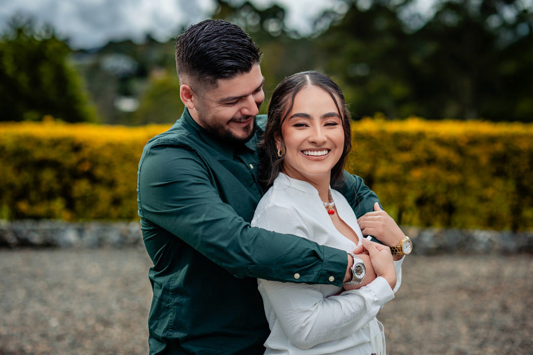 Sesión preboda en un entorno natural.