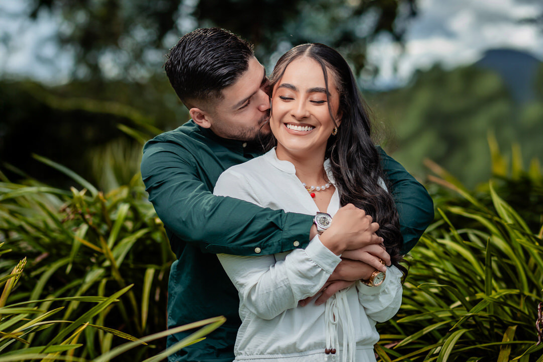 Retrato romántico de una pareja durante su sesión preboda.