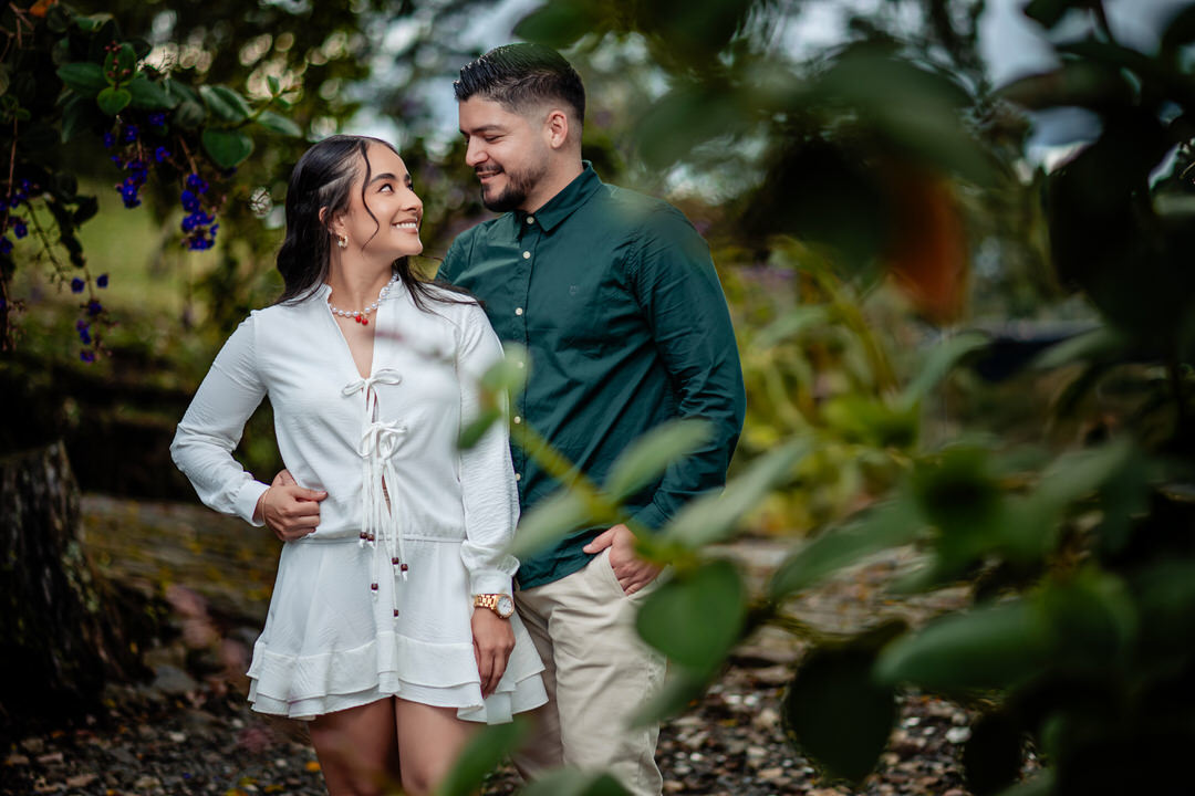 Retrato romántico de una pareja durante su sesión preboda.