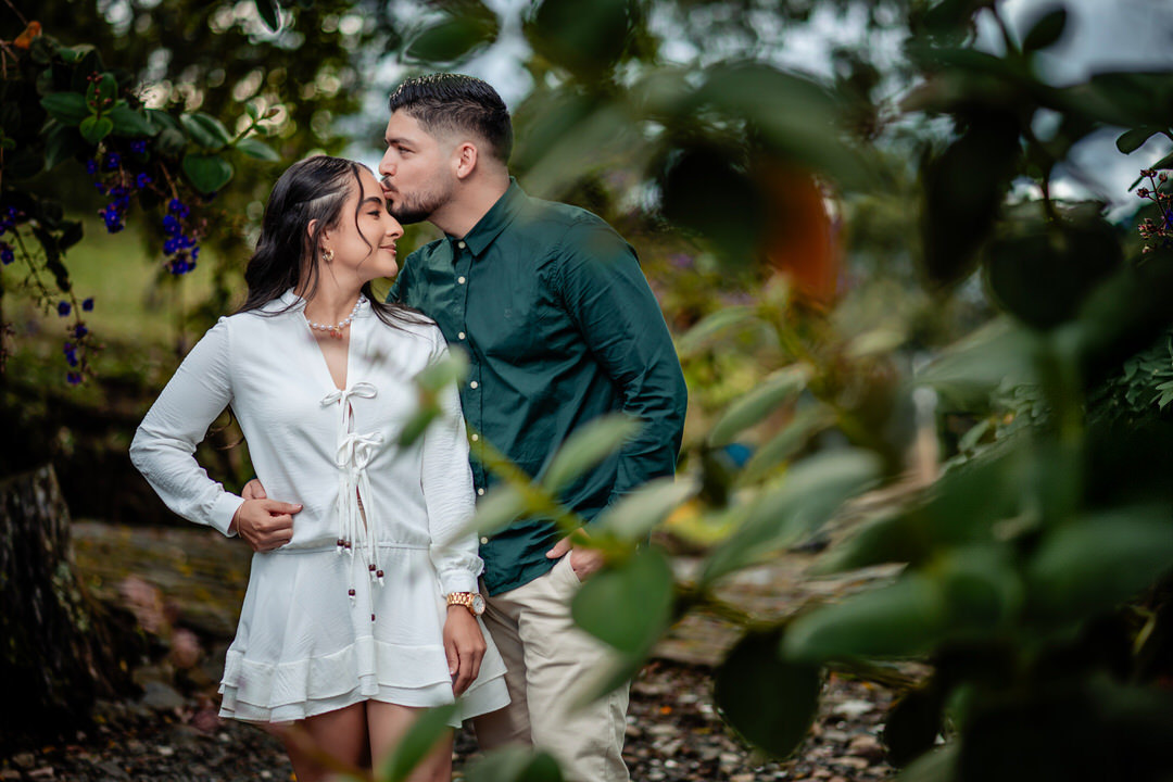 Pareja disfrutando de un atardecer durante su sesión de compromiso.