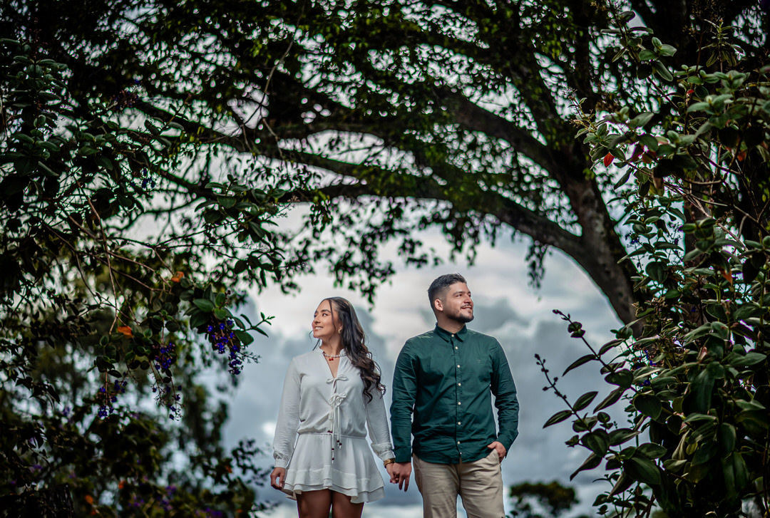 Sesión de pareja con luz natural y un estilo elegante.