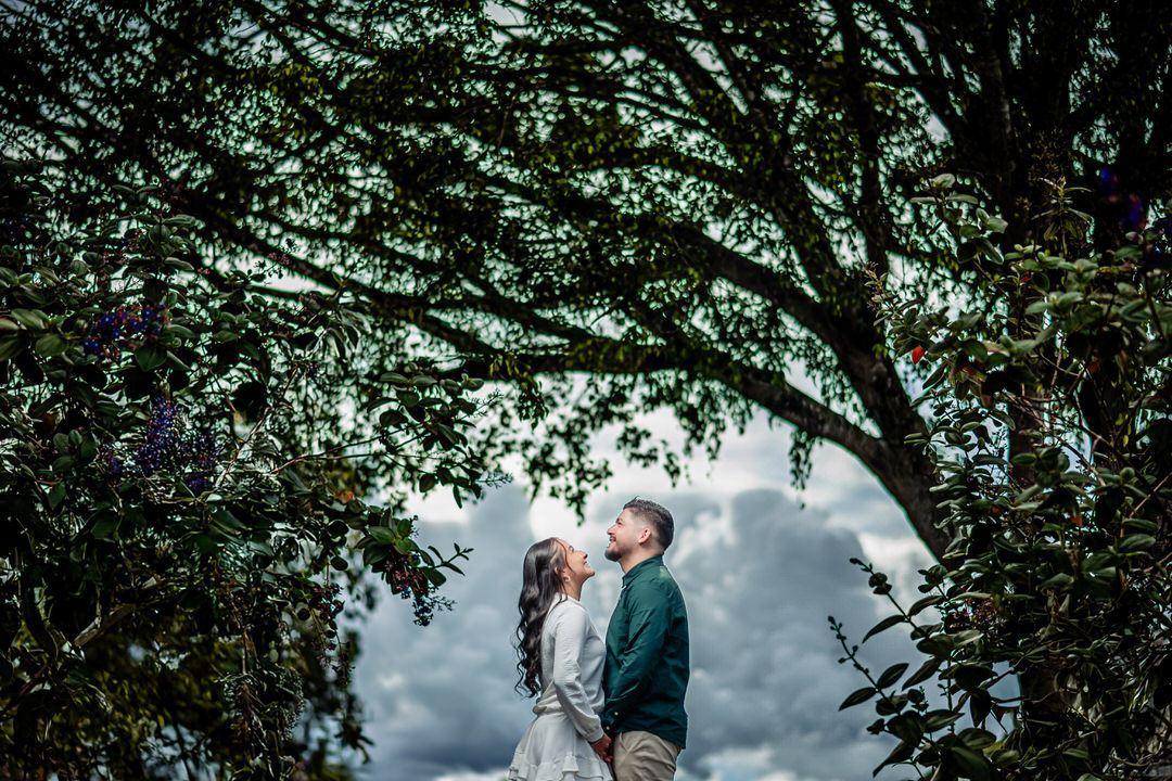 Fotografías de compromiso llenas de amor y espontaneidad.
