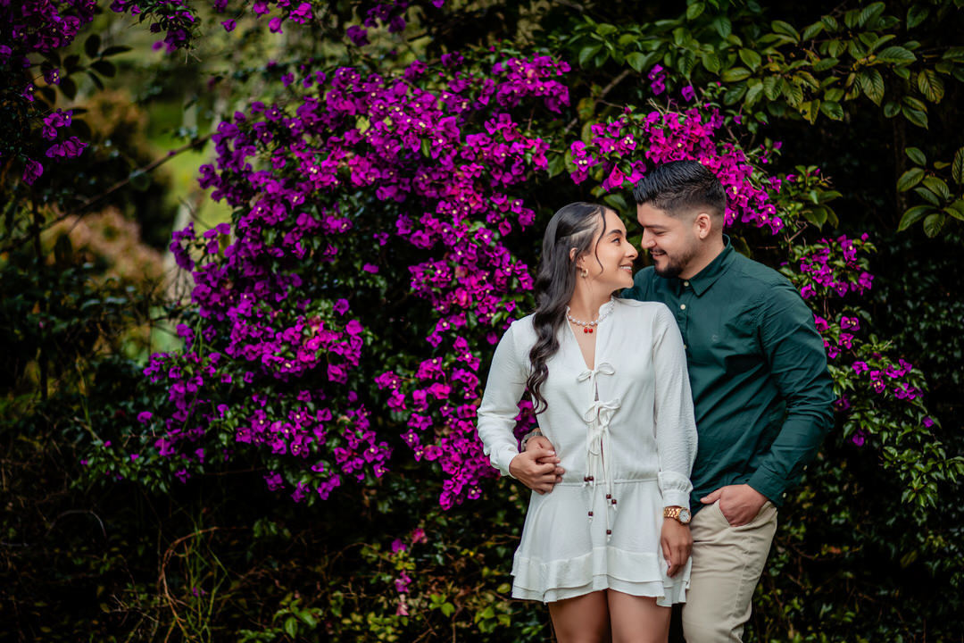 Sesión preboda en Medellín con un estilo natural y atemporal.