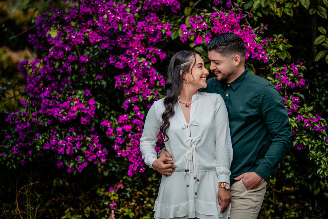 Momentos auténticos de una pareja antes del día de su boda.