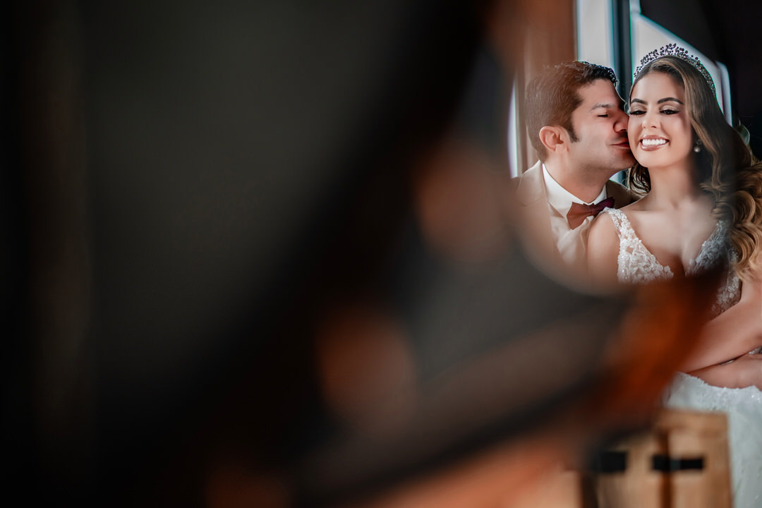 Primer beso de los esposos tras la ceremonia.