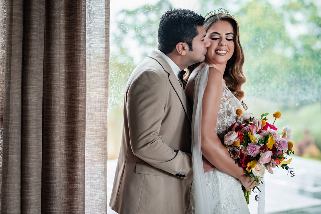 Retrato romántico de los novios durante su boda.