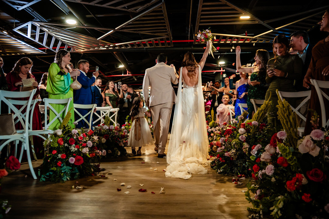 Retrato romántico de los novios durante su boda.