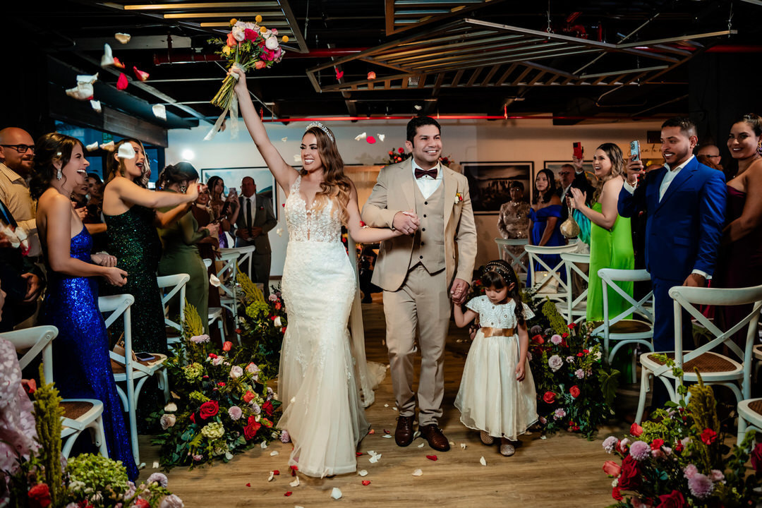 Retrato romántico de los novios durante su boda.