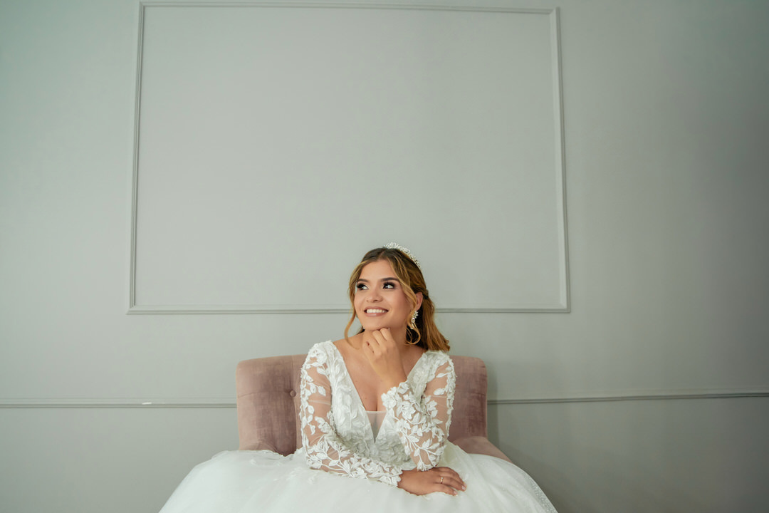 Fotografía de boda durante una ceremonia católica.