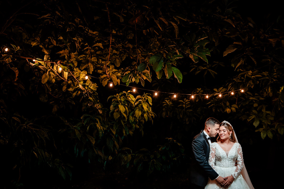 Retrato romántico de los novios durante su boda.