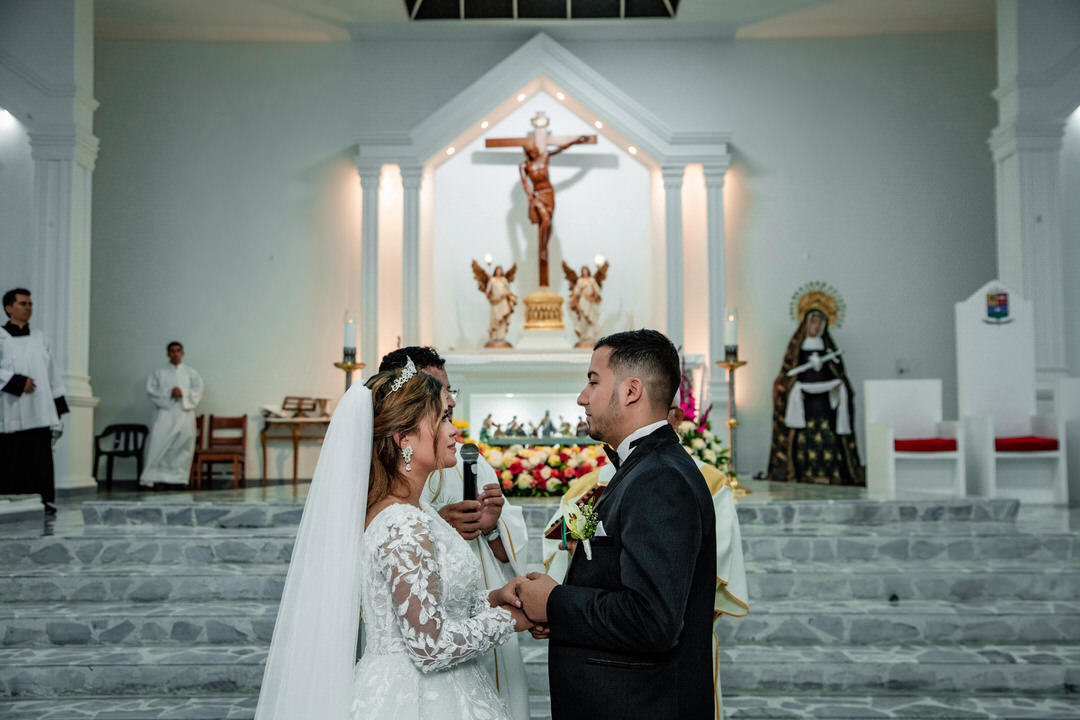 Sesión de pareja el día de la boda.