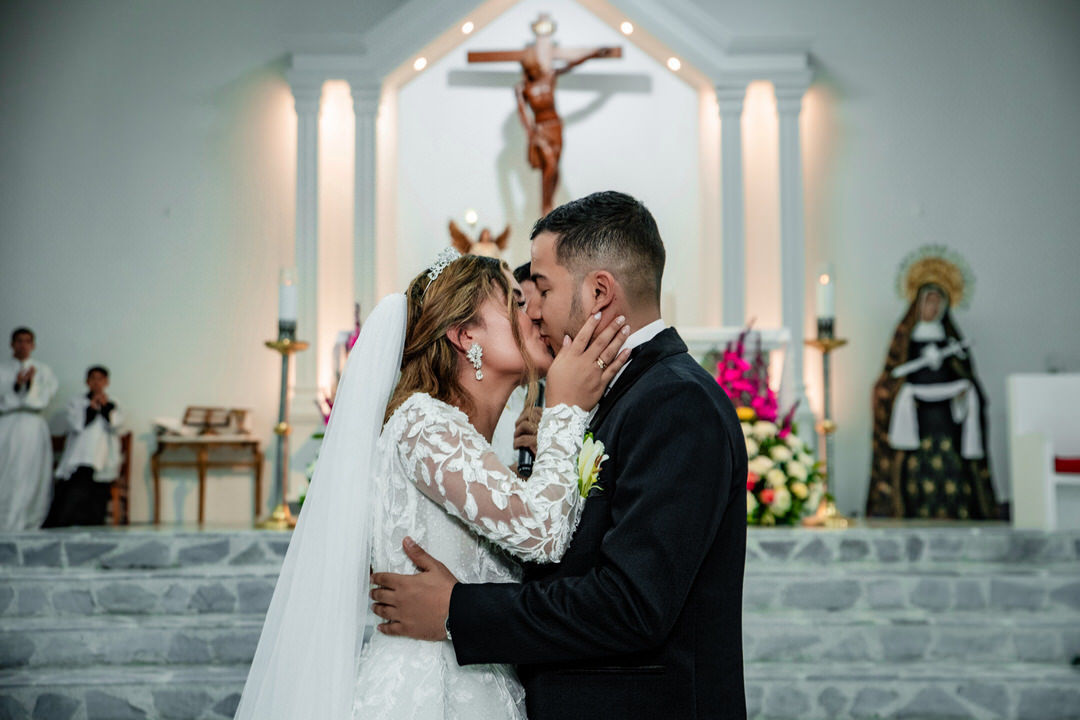 Sesión de pareja el día de la boda.