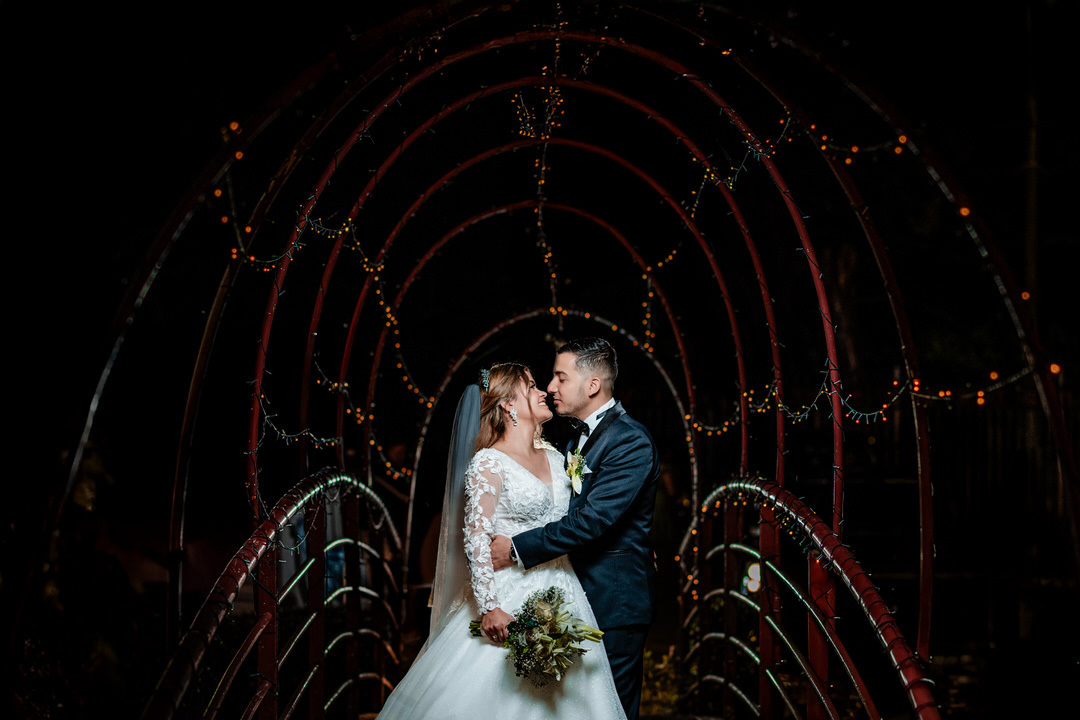 Retrato natural de una pareja recién casada.